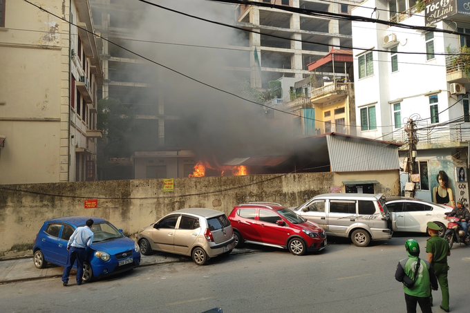 Ô tô bốc cháy ngùn ngụt trong khuôn viên Sở VH&TT Hà Nội