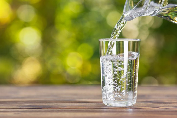 Uống 2 lít nước mỗi ngày có thật sự tốt cho sức khỏe không?