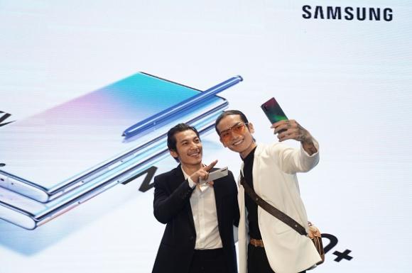 Liên Bỉnh Phát khuấy đảo Samsung 68, tổ chức sinh nhật bất ngờ cho BB Trần